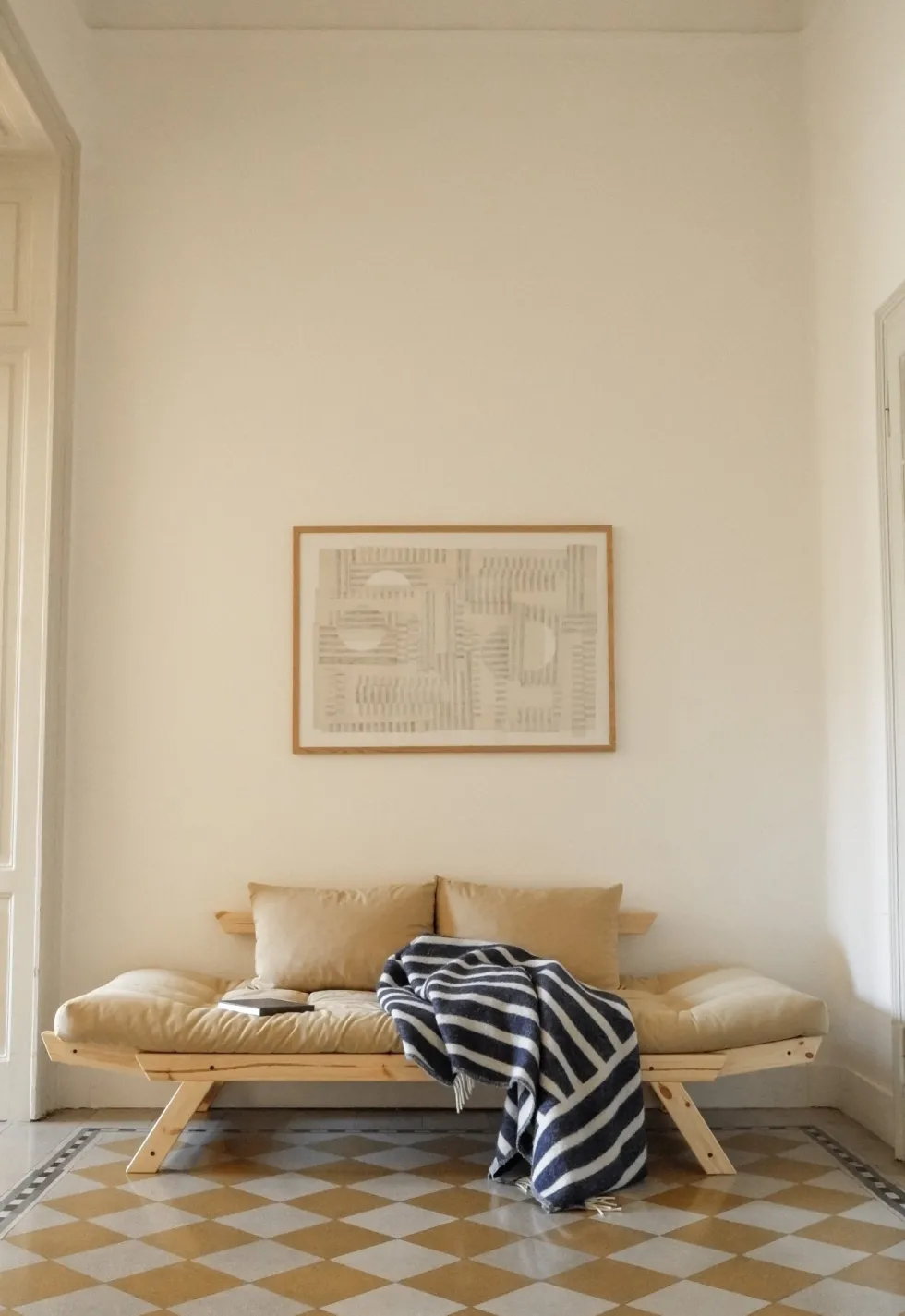Canapé-lit en pin massif avec accoudoirs et matelas bordeaux 75x200cm Bebop - Karup Design