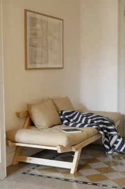 Canapé-lit en pin massif avec accoudoirs et matelas bordeaux 75x200cm Bebop - Karup Design