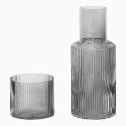 Carafe et verre Ripple gris fumé - Ferm Living