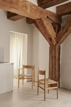 Chaise avec accoudoir en chêne blanc huilé et assise tissée naturelle 81cm CH37 - Carl Hansen & Søn