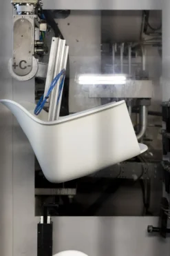 Chaise avec accoudoirs blanc crème bois noir et acier noir Layout 212 - HAY