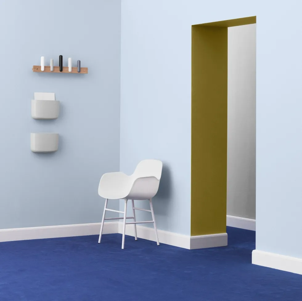 Chaise avec accoudoirs en acier et pp blanc Form - Normann Copenhagen