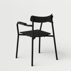 Chaise avec accoudoirs en bois éco-certifié noir Etude - TIPTOE