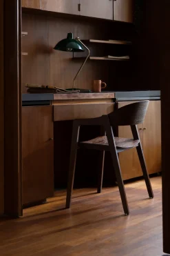 Chaise avec accoudoirs en bois de chêne finition noyer Westlake - Dutchbone