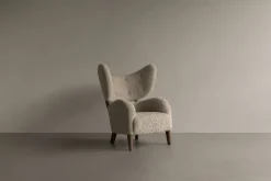 Chaise avec accoudoirs en chêne et tissus peau de mouton clair de lune My Own Chair - Audo
