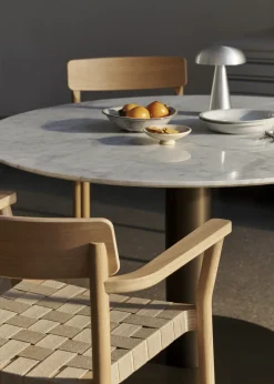 Chaise avec accoudoirs en chêne massif laqué avec assise en lin 61x78 cm Betty TK9 - &tradition
