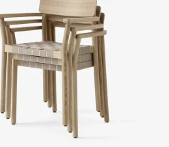 Chaise avec accoudoirs en chêne massif laqué avec assise en lin 61x78 cm Betty TK9 - &tradition