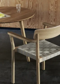 Chaise avec accoudoirs en chêne massif laqué avec assise en lin 61x78 cm Betty TK9 - &tradition