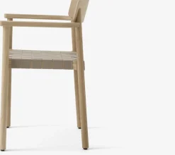 Chaise avec accoudoirs en chêne massif laqué avec assise en lin 61x78 cm Betty TK9 - &tradition