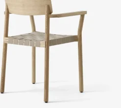 Chaise avec accoudoirs en chêne massif laqué avec assise en lin 61x78 cm Betty TK9 - &tradition
