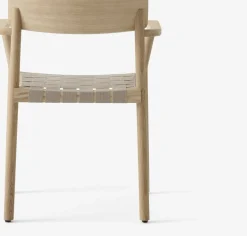 Chaise avec accoudoirs en chêne massif laqué avec assise en lin 61x78 cm Betty TK9 - &tradition