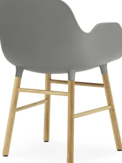 Chaise avec accoudoirs en chêne naturel et pp gris Form - Normann Copenhagen