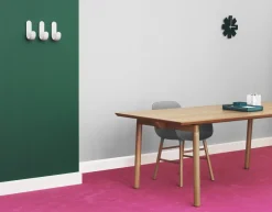 Chaise avec accoudoirs en chêne naturel et pp gris Form - Normann Copenhagen