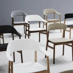 Chaise avec accoudoirs en chêne teinté et polypropylene gris Herit Grey - Normann Copenhagen