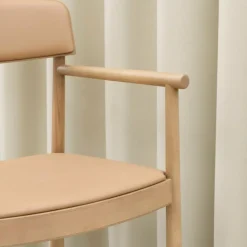 Chaise avec accoudoirs en frêne laqué et cuir camel Timb Tan/ Ultra Leather Camel - Normann Copenhagen