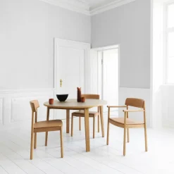 Chaise avec accoudoirs en frêne laqué et cuir camel Timb Tan/ Ultra Leather Camel - Normann Copenhagen