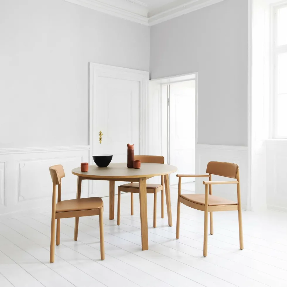 Chaise avec accoudoirs en frêne laqué et cuir camel Timb Tan/ Ultra Leather Camel - Normann Copenhagen