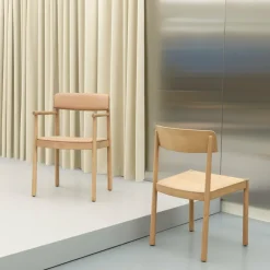 Chaise avec accoudoirs en frêne laqué et cuir camel Timb Tan/ Ultra Leather Camel - Normann Copenhagen