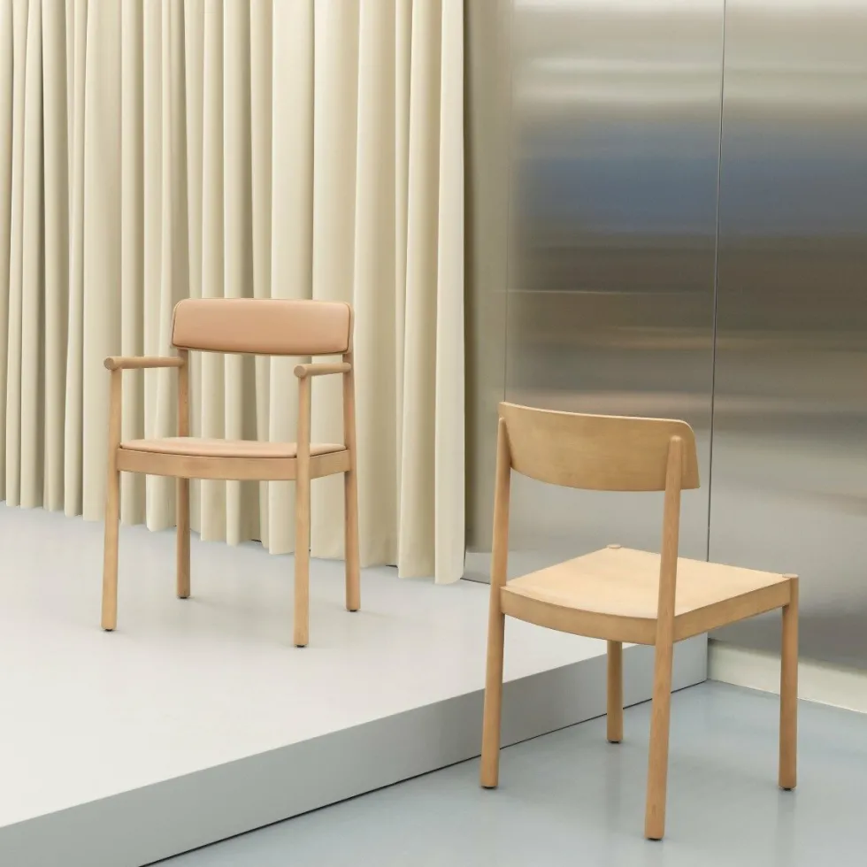 Chaise avec accoudoirs en frêne laqué et cuir camel Timb Tan/ Ultra Leather Camel - Normann Copenhagen