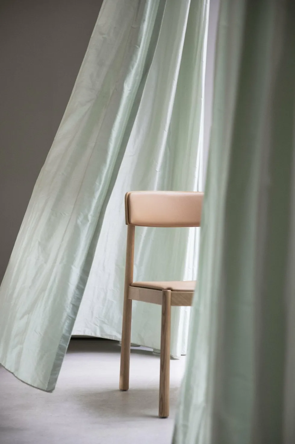Chaise avec accoudoirs en frêne laqué et cuir camel Timb Tan/ Ultra Leather Camel - Normann Copenhagen