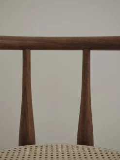Chaise avec accoudoirs en noyer et cannage Bukowski - New Works