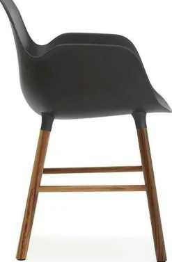 Chaise avec accoudoirs en noyer naturel et pp noir Form - Normann Copenhagen