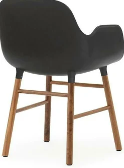 Chaise avec accoudoirs en noyer naturel et pp noir Form - Normann Copenhagen