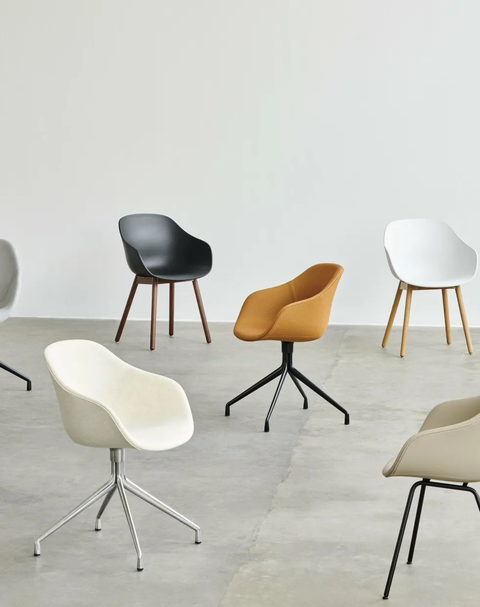 Chaise avec accoudoirs en plastique recyclé bleu ardoise et pieds en aluminium AAC 220 2.0 - HAY