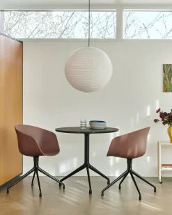 Chaise avec accoudoirs en plastique recyclé brique et pieds en acier noir AAC 20 2.0 - HAY