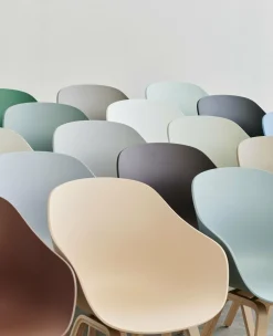 Chaise avec accoudoirs en plastique recyclé noir et pieds en chêne AAC 222 2.0 - HAY