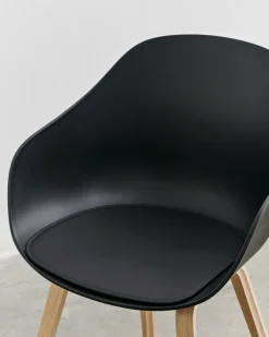 Chaise avec accoudoirs en plastique recyclé noir et pieds en chêne AAC 222 2.0 - HAY