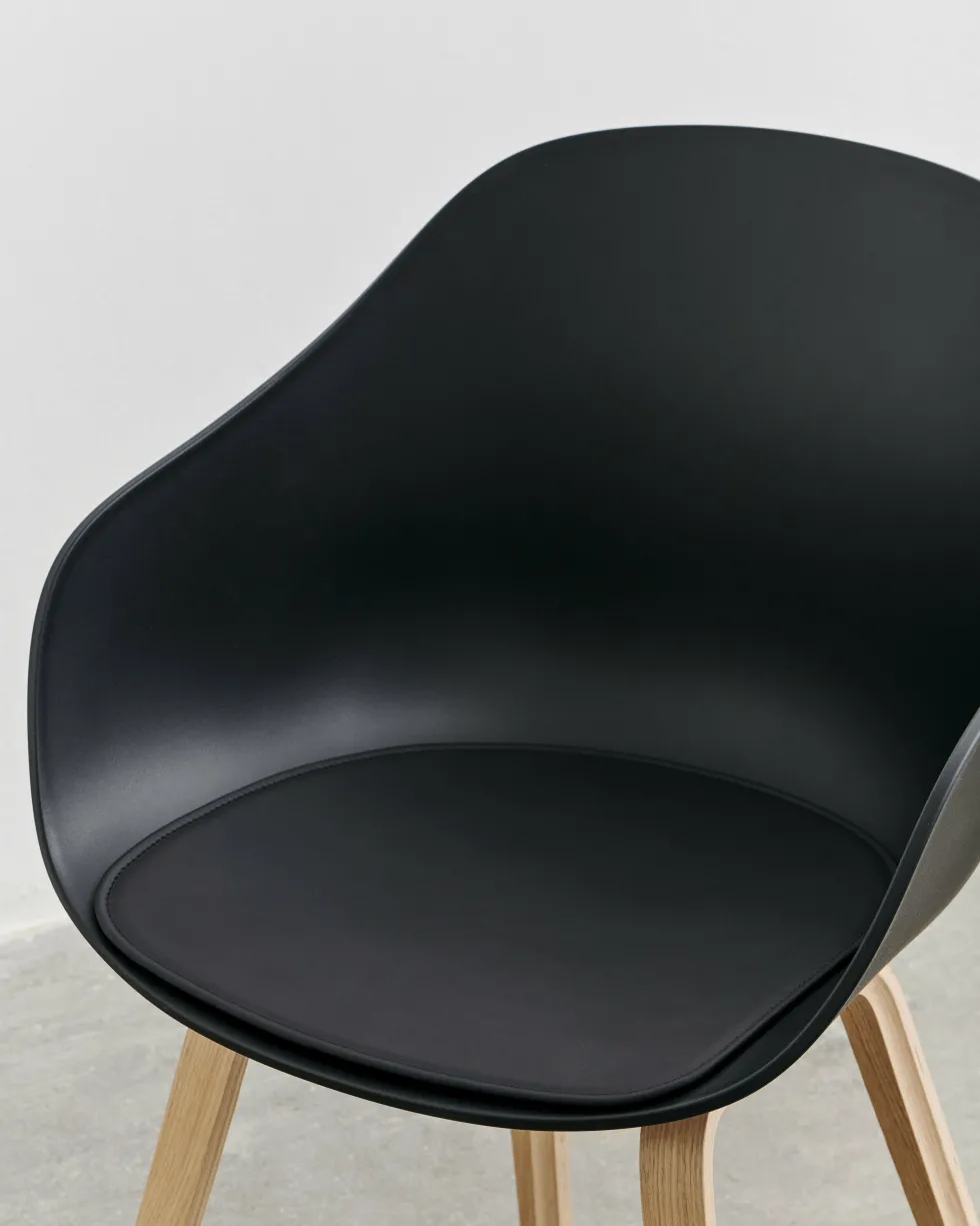 Chaise avec accoudoirs en plastique recyclé noir et pieds en chêne AAC 222 2.0 - HAY