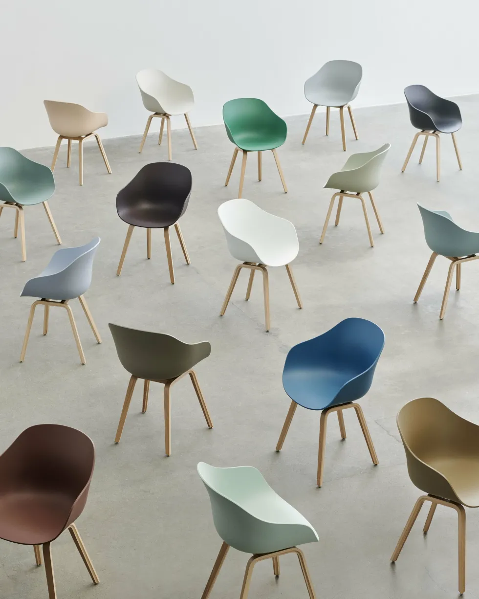 Chaise avec accoudoirs en plastique recyclé noir et pieds en chêne AAC 222 2.0 - HAY
