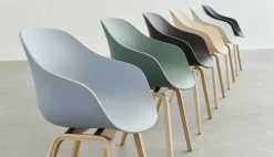 Chaise avec accoudoirs en plastique recyclé noir et pieds en chêne AAC 222 2.0 - HAY
