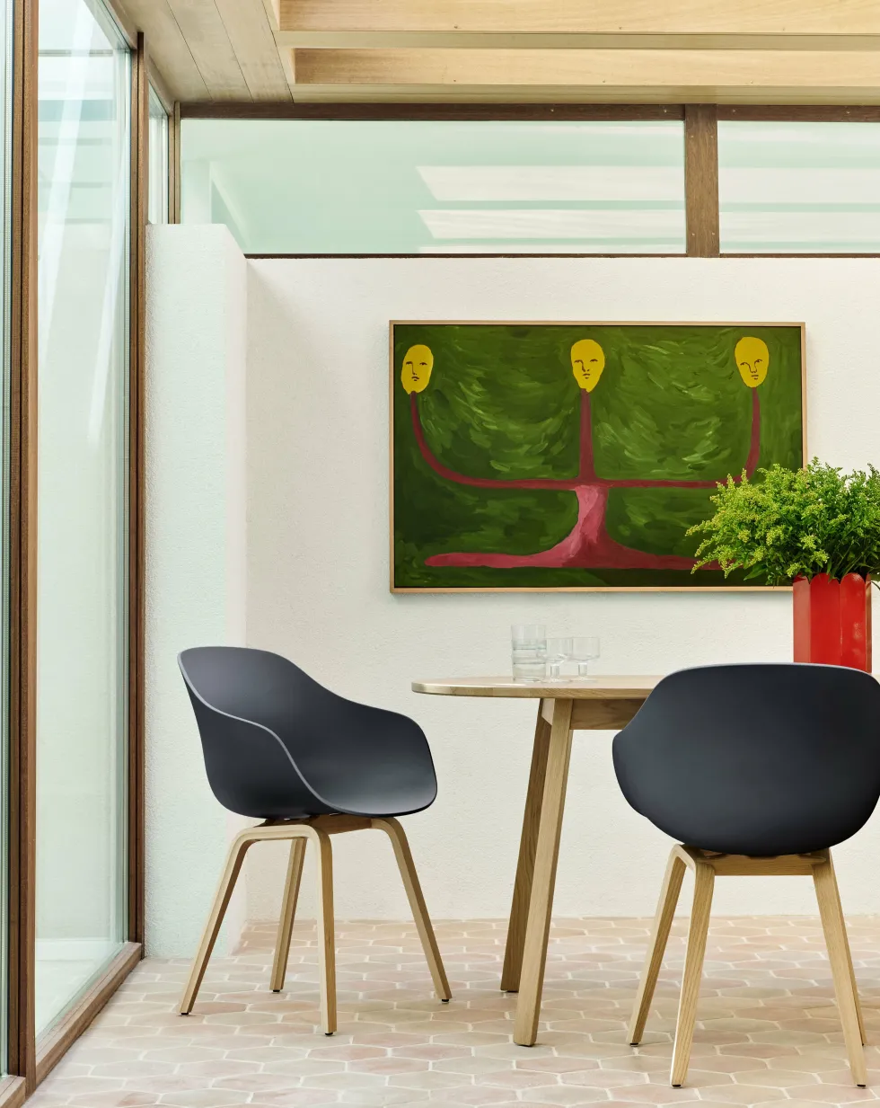 Chaise avec accoudoirs en plastique recyclé noir et pieds en chêne AAC 222 2.0 - HAY