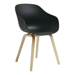 Chaise avec accoudoirs en plastique recyclé noir et pieds en chêne AAC 222 2.0 - HAY