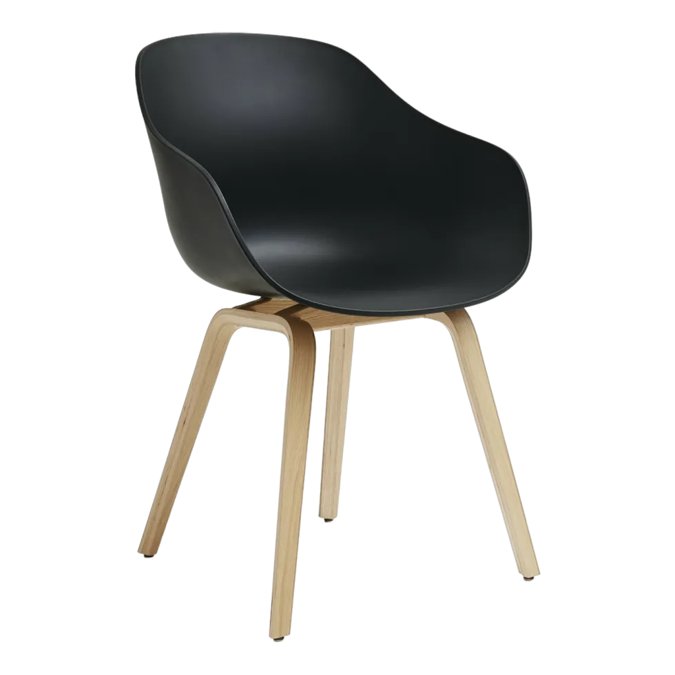 Chaise avec accoudoirs en plastique recyclé noir et pieds en chêne AAC 222 2.0 - HAY