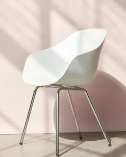 Chaise avec accoudoirs en plastique recyclé noir et pieds en acier chromé AAC 226 2.0 - HAY