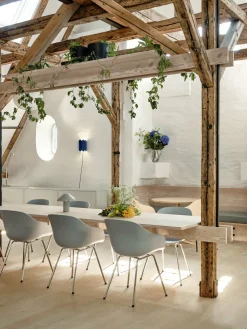 Chaise avec accoudoirs en plastique recyclé noir et pieds en acier chromé AAC 226 2.0 - HAY
