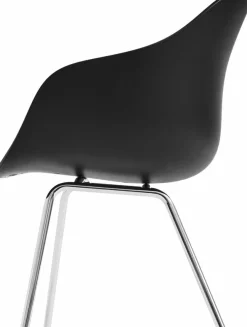 Chaise avec accoudoirs en plastique recyclé noir et pieds en acier chromé AAC 226 2.0 - HAY