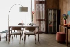 Chaise avec accoudoirs en tissu beige et bois d'hévéa Bresso - Dutchbone