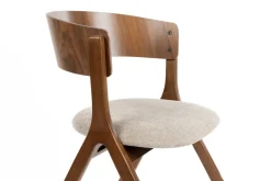 Chaise avec accoudoirs en tissu beige et bois d'hévéa Bresso - Dutchbone