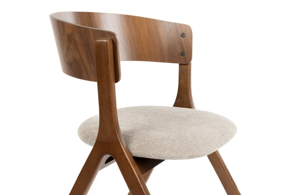 Chaise avec accoudoirs en tissu beige et bois d'hévéa Bresso - Dutchbone