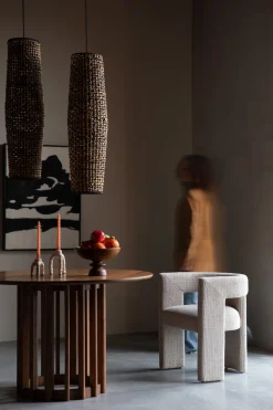 Chaise avec accoudoirs en tissu blanc cassé Medina - Dutchbone