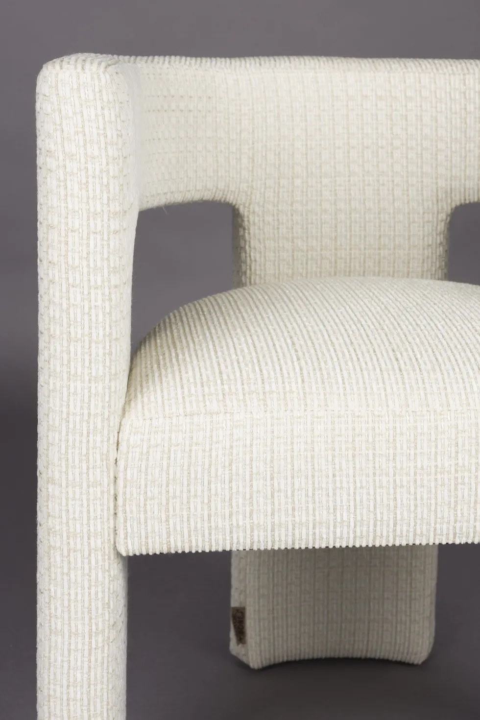 Chaise avec accoudoirs en tissu blanc cassé Medina - Dutchbone