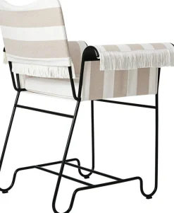 Chaise avec accoudoirs et franges en métal noir et tissus leslie stripe Tropique - Gubi