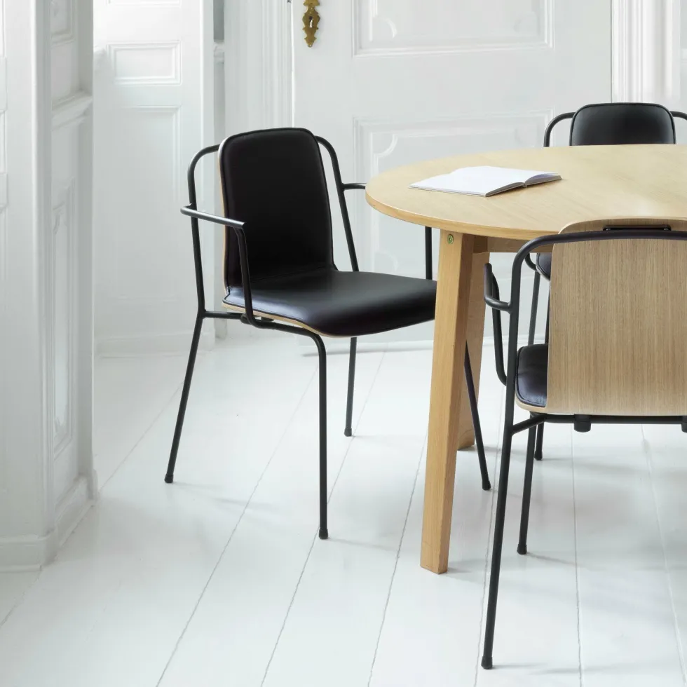 Chaise avec accoudoirs noir structure noire Studio noir - Normann Copenhagen