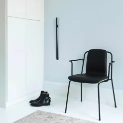 Chaise avec accoudoirs noir structure noire Studio noir - Normann Copenhagen