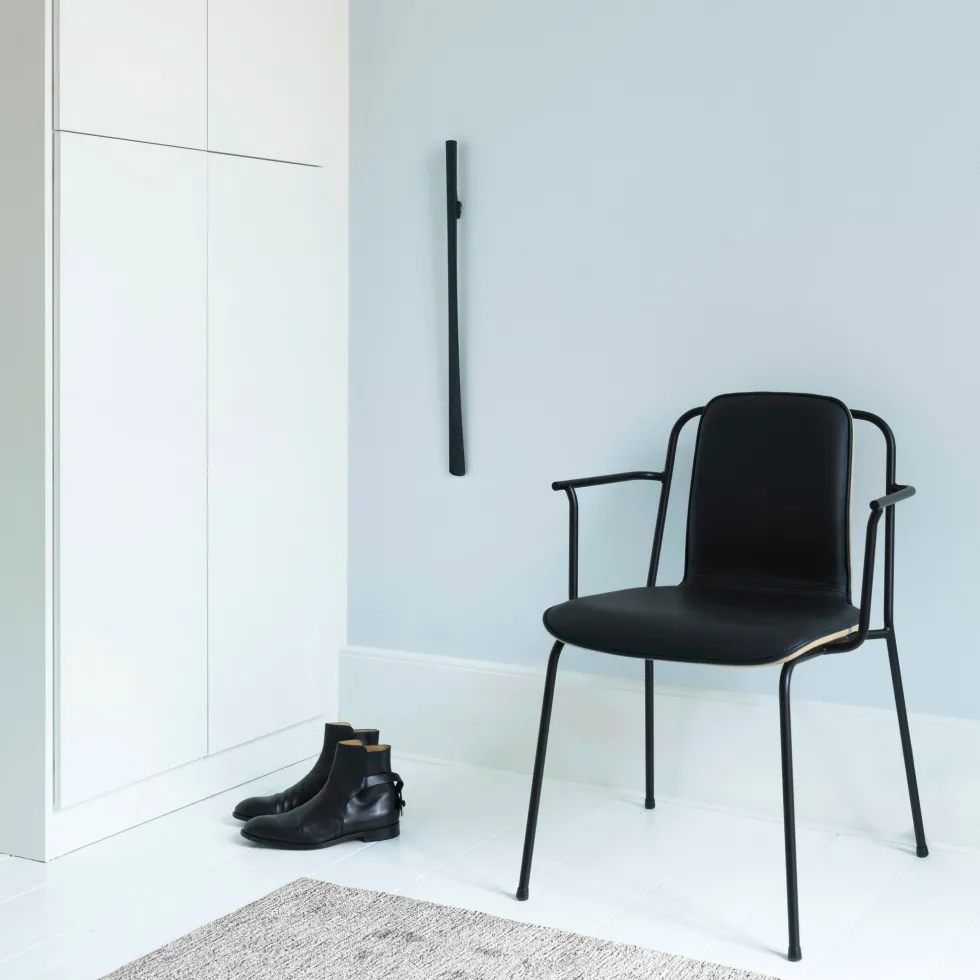 Chaise avec accoudoirs noir structure noire Studio noir - Normann Copenhagen
