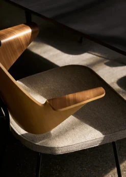 Chaise avec accoudoirs tissu hallingdal 103 et placage de noyer et hêtre 78cm RFH RD7 - &tradition
